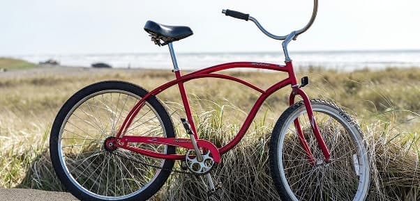 Zwei Fahrräder vor einem Sonnenuntergang